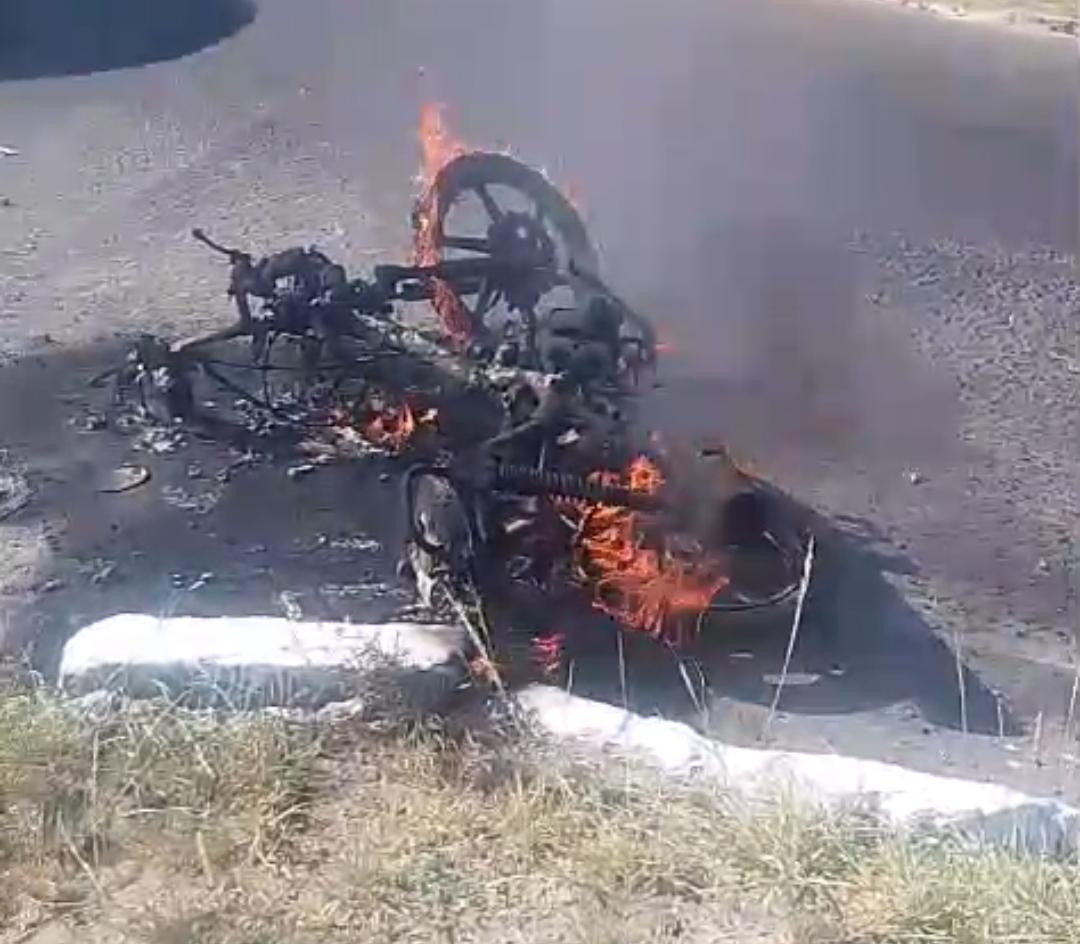 Motocicleta pega fogo após colidir em passeio em Serrinha