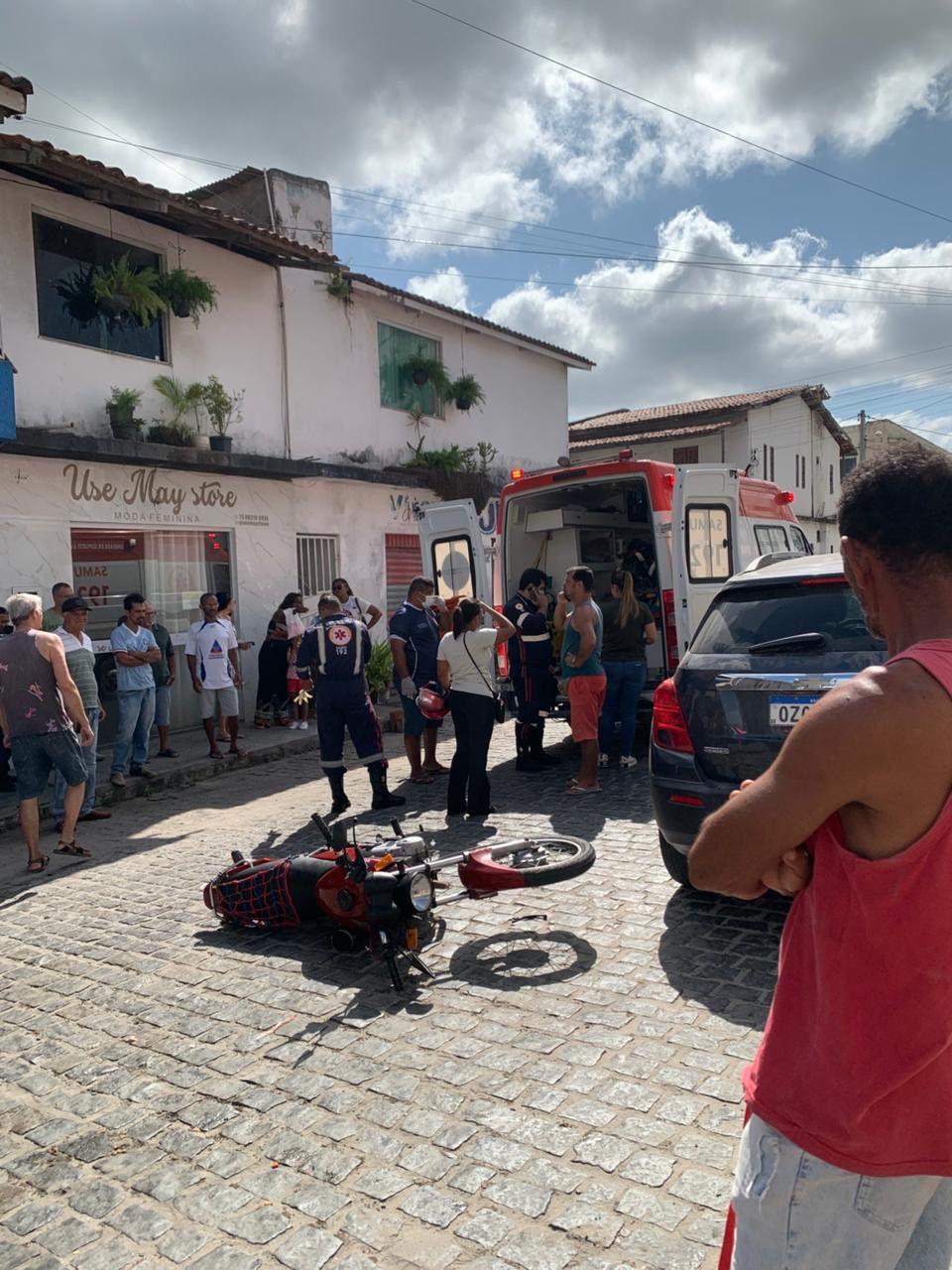 Mulher fica ferida após grave acidente próximo ao cemitério em Coité