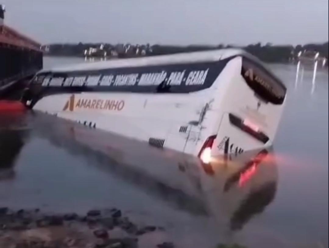 Ônibus despenca em rio durante travessia de balsa