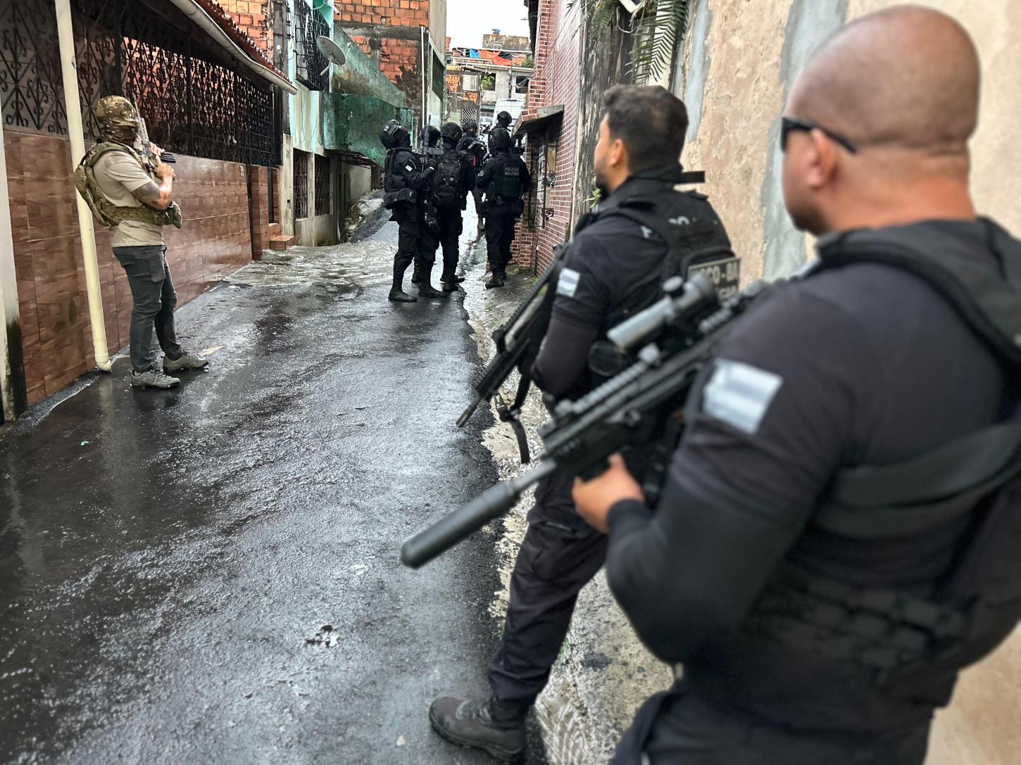 Operação desmonta esconderijo de armas e drogas em Salvador