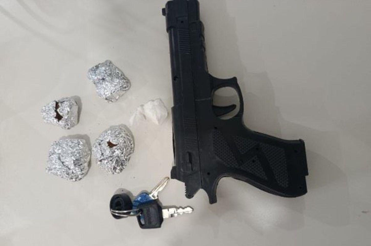 PM apreende drogas e simulacro de arma após fuga de suspeitos na Praça Morena Bela