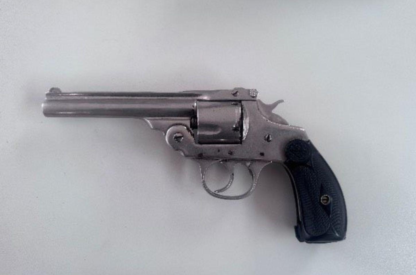 PM apreende revólver após suspeito fugir antes de abordagem em Serrinha