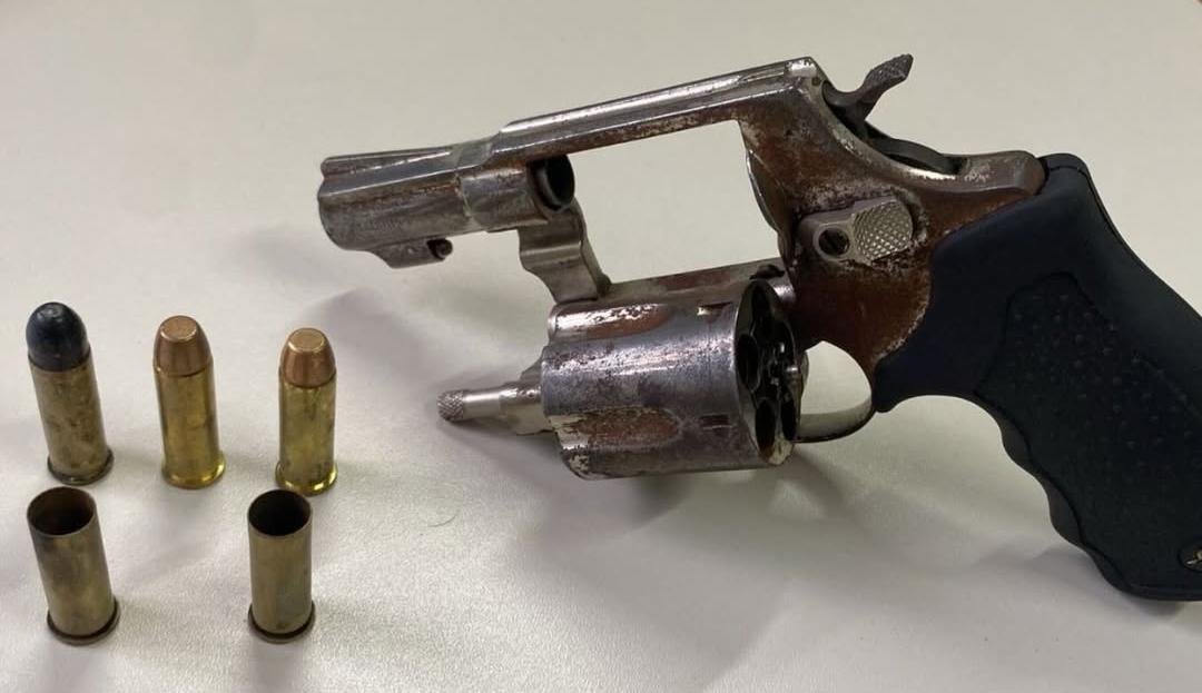 Polícia conduz suspeito por tentativa de homicídio e apreende arma de fogo em Santaluz