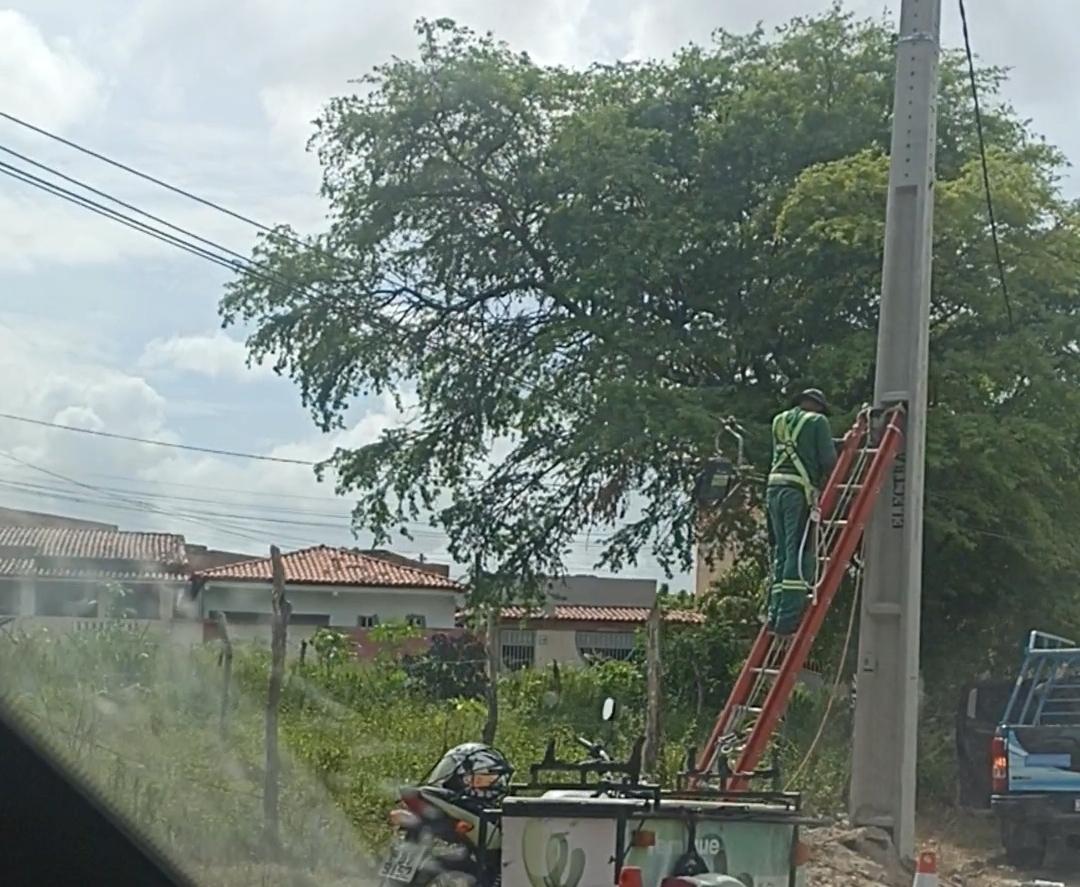 Poste danificado após acidente em Serrinha é substituído
