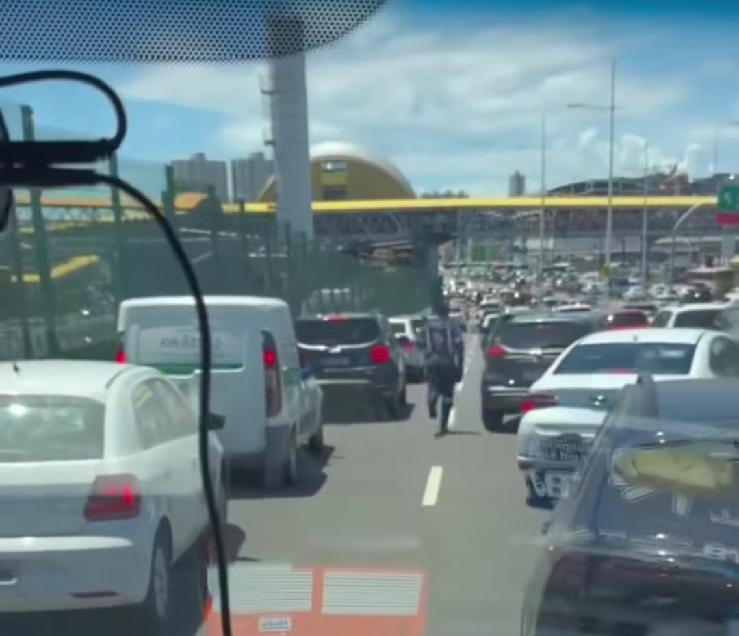 Vídeo: médico enfrenta o trânsito para garantir passagem de ambulância do Samu em Salvador