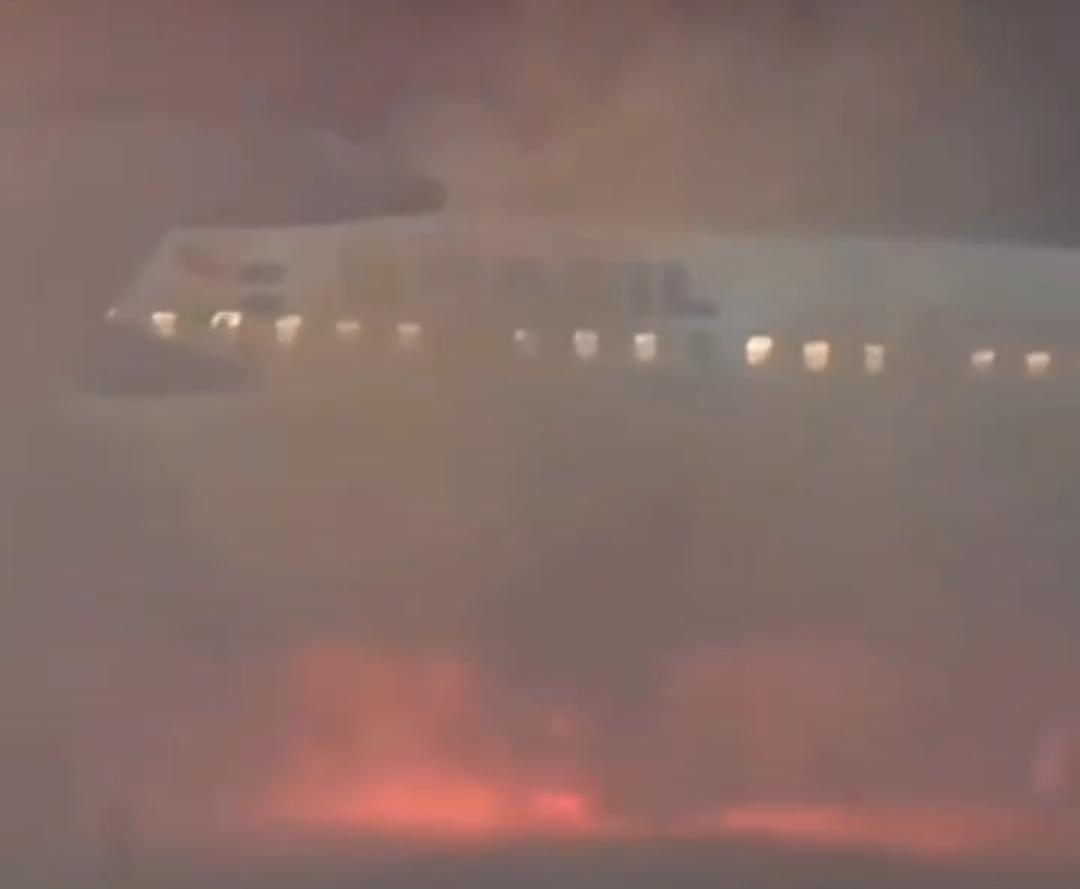 Vídeo: princípio de incêndio em equipamento de solo provoca evacuação de aeronave da Latam em Guarulhos