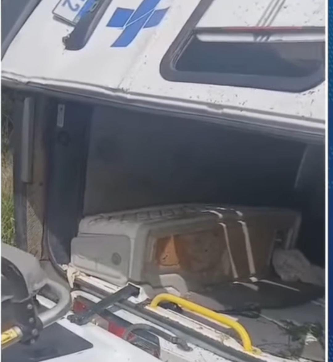 Capotamento de ambulância na Bahia deixa motorista gravemente ferido