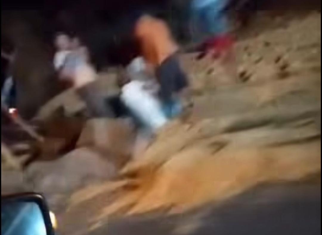 Carreta com carga de milho tomba na Bahia; Parte do material foi saqueado