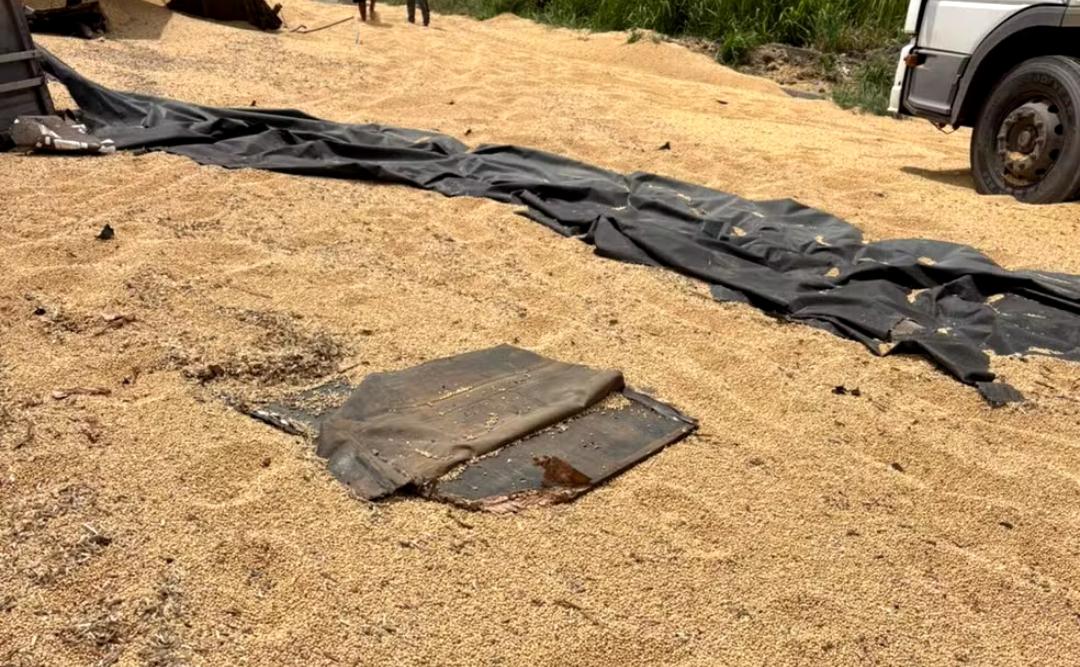 Carreta com carga de soja tomba e provoca lentidão na BR-324