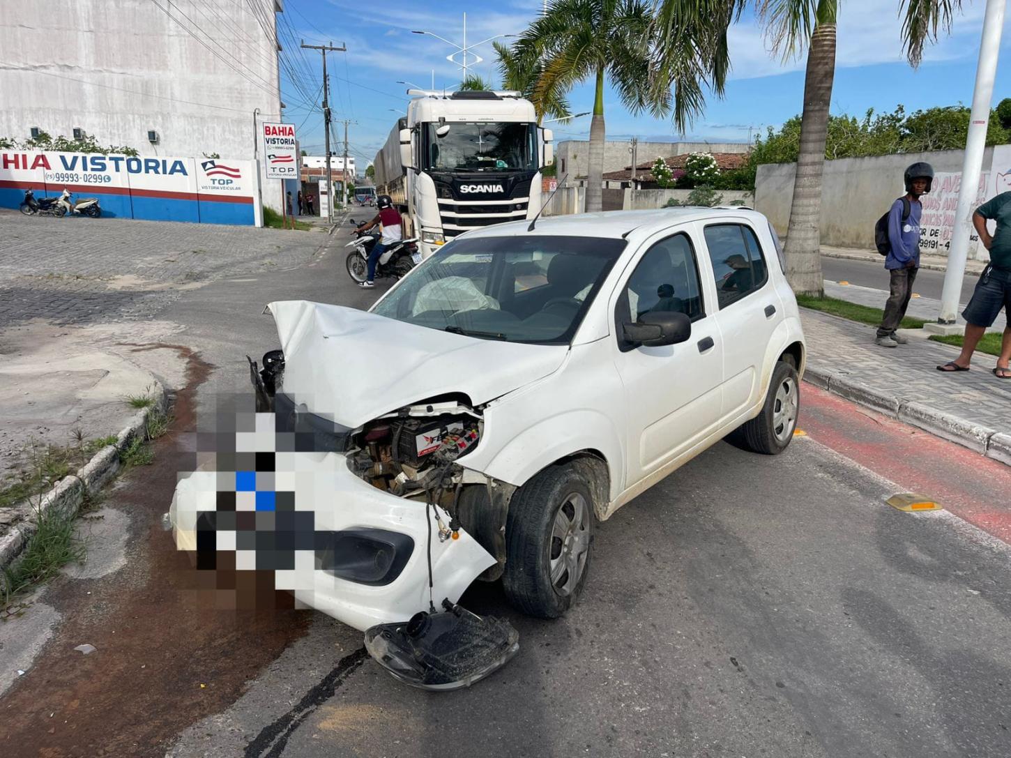 Carro atinge poste em avenida de Conceição do Coité, e motorista escapa sem ferimentos graves