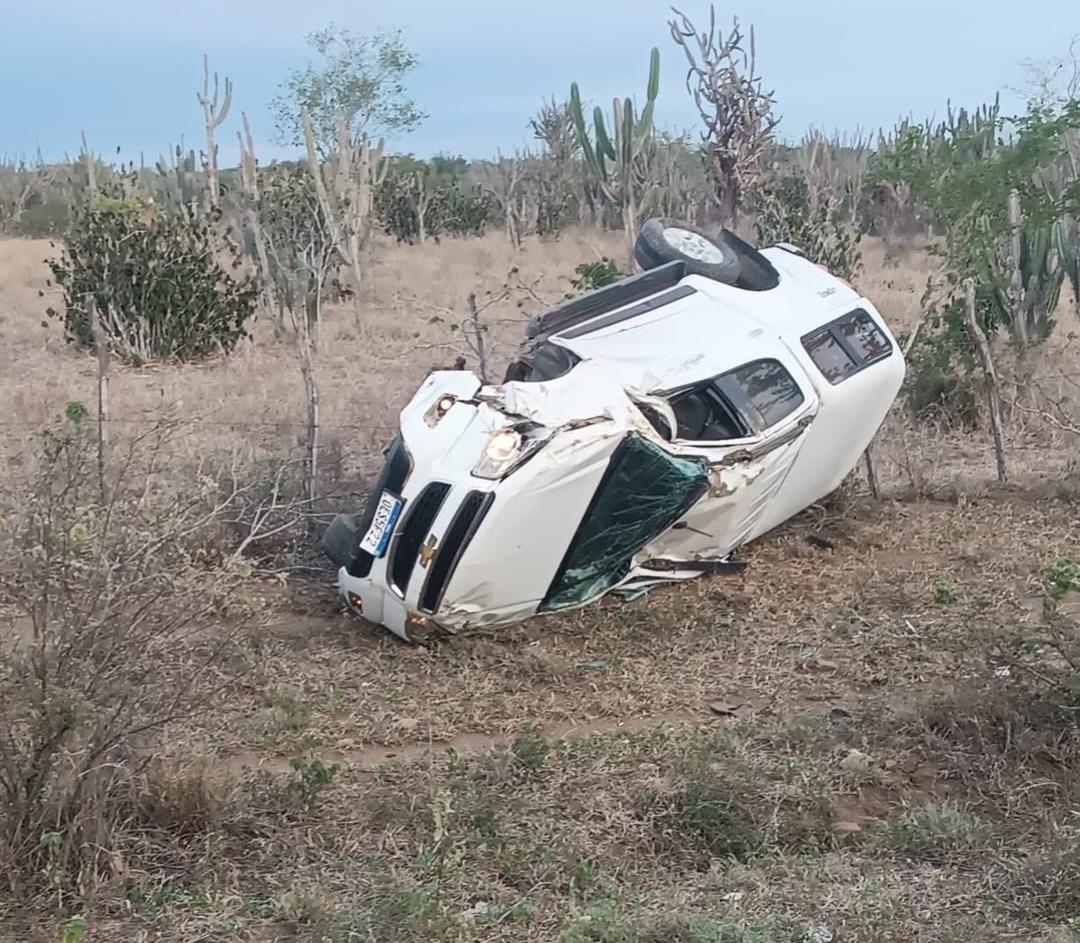 Casal fica ferido após capotamento de veículo na BA-120