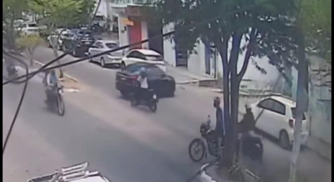 Colisão entre carro e moto é flagrada por câmera na Avenida ACM, em Serrinha