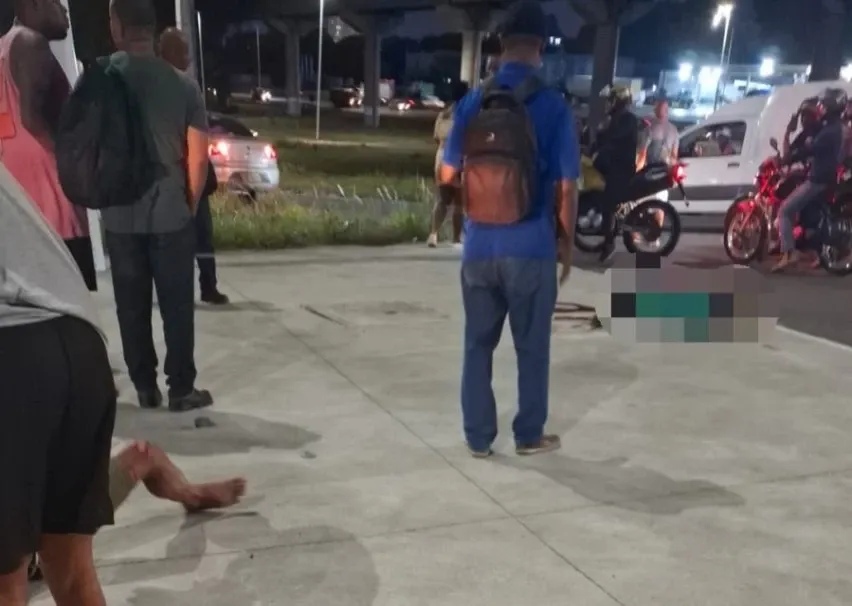 Colisão entre moto e ônibus deixa uma mulher morta e um ferido grave em Salvador