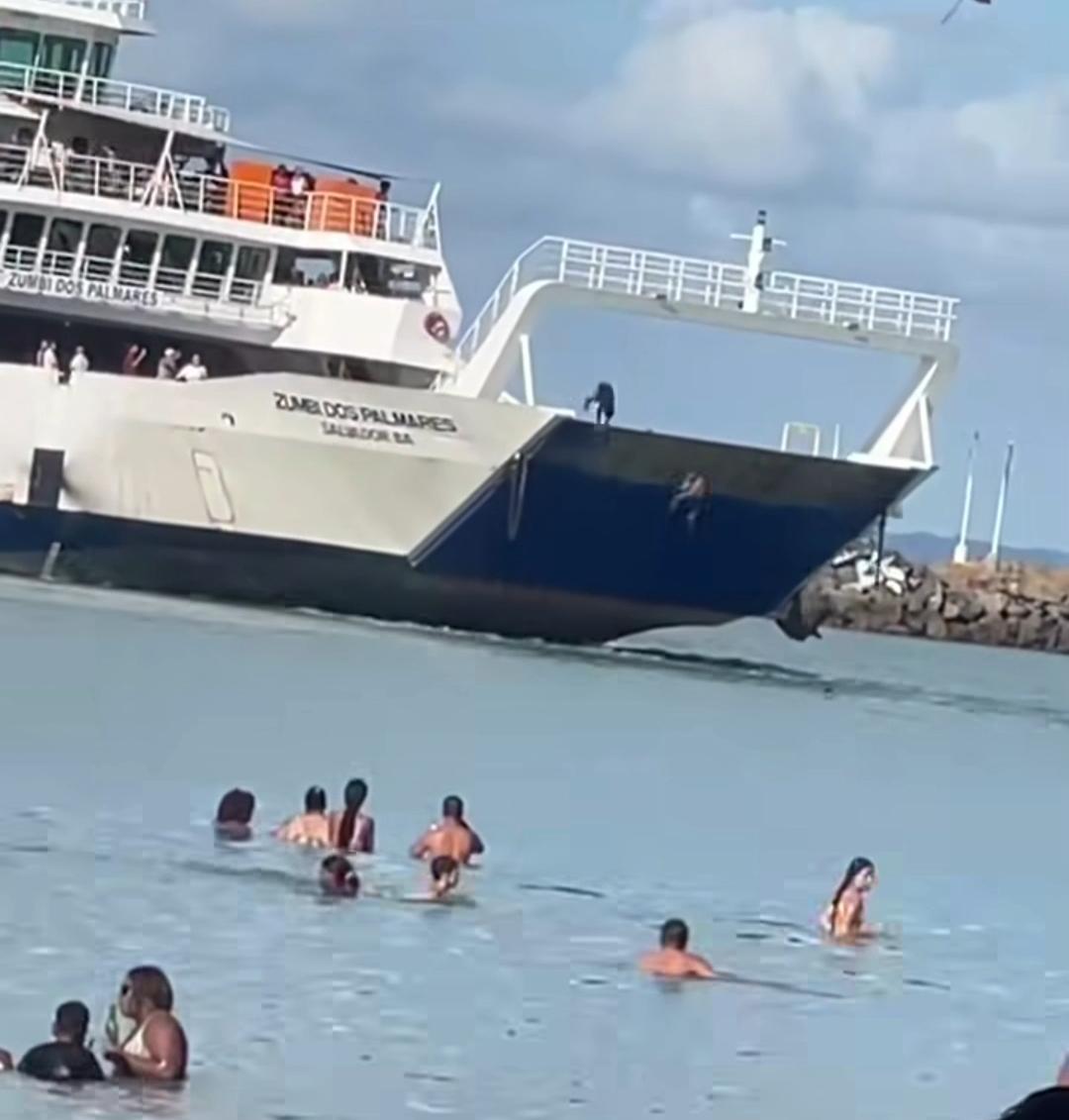 Duas pessoas se arriscam ao pular de ferry-boat durante manobra em Itaparica