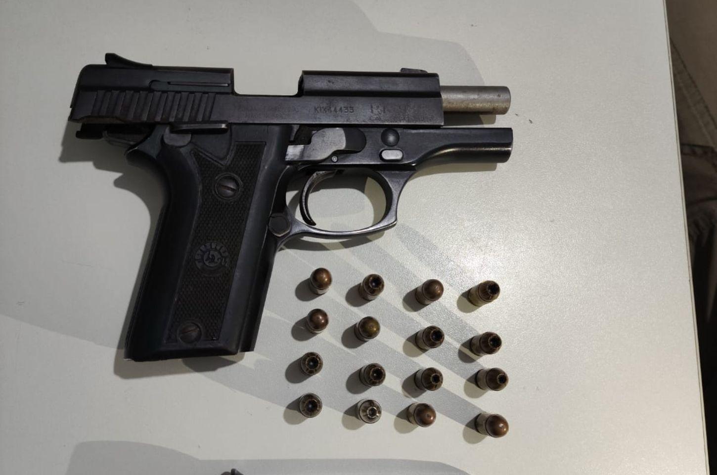 Homem é conduzido à Delegacia em Serrinha por violência doméstica e porte ilegal de arma de fogo