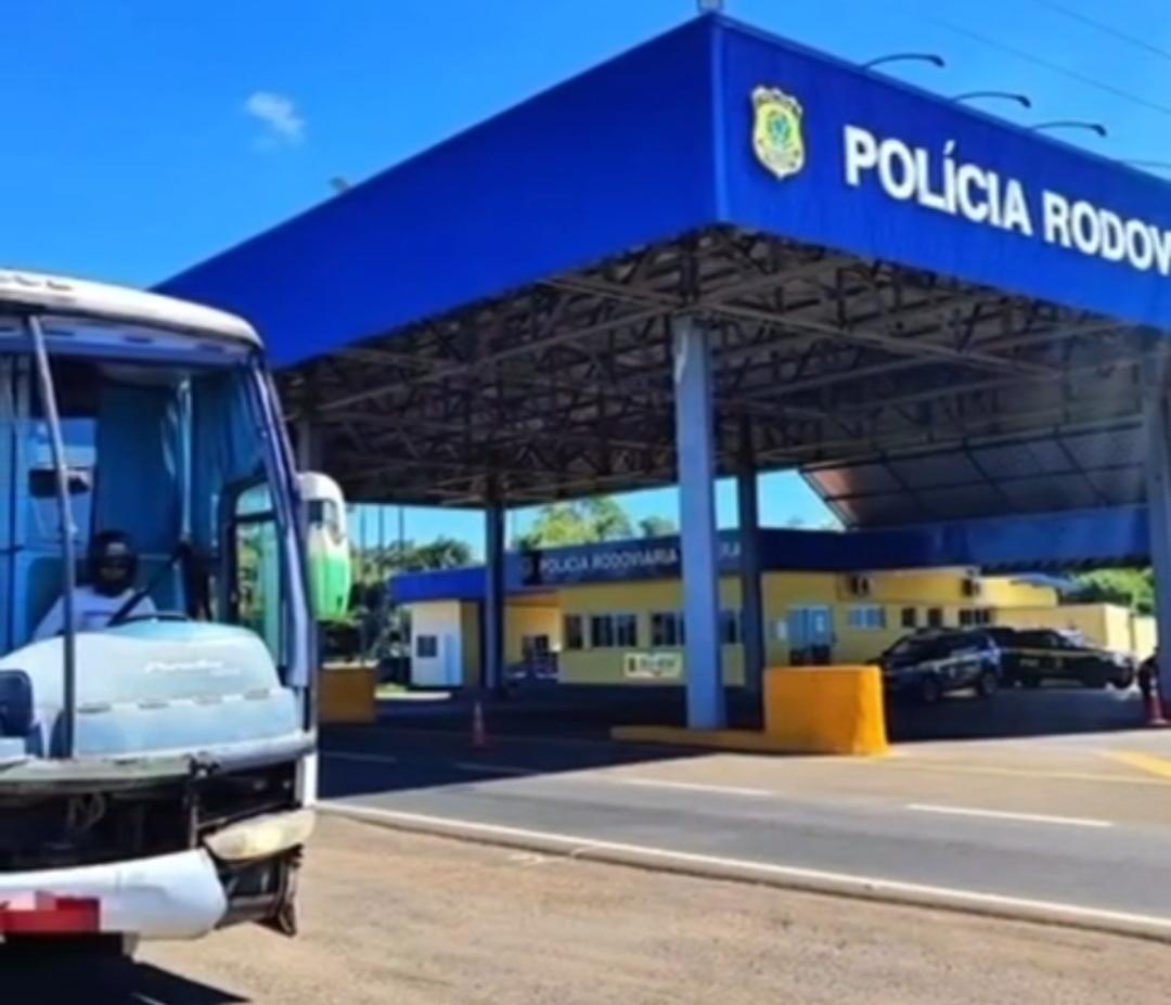 Jeitinho brasileiro? PRF flagra ônibus sem para-brisa e motorista usando capacete 