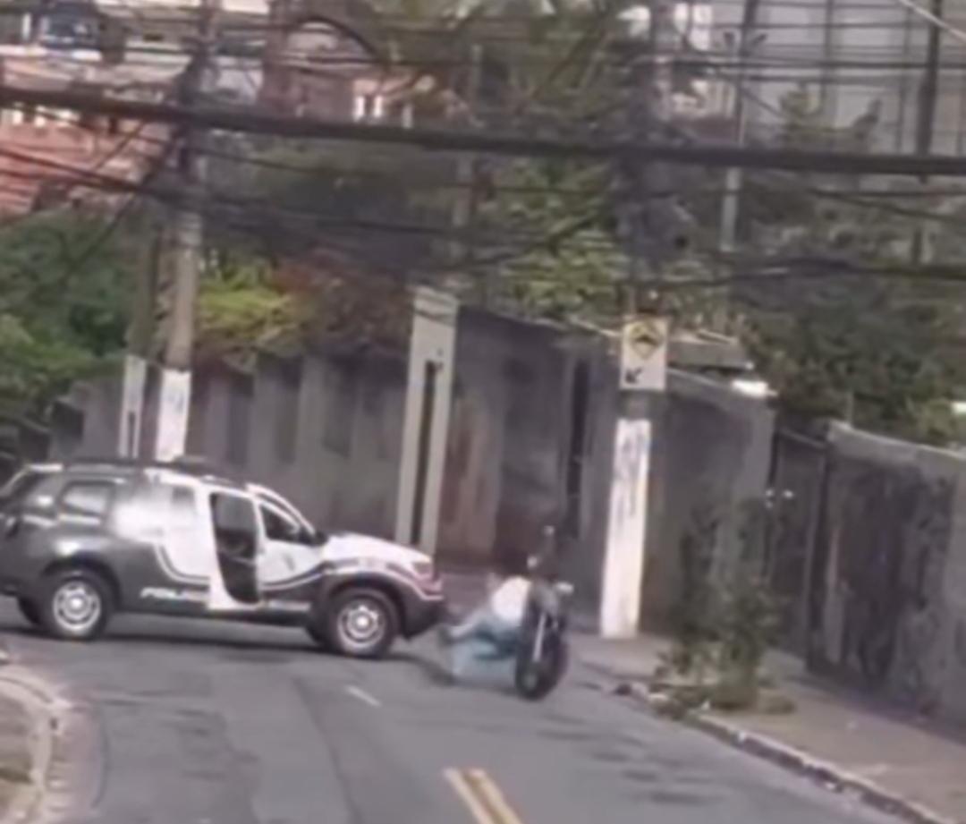 Motociclista tenta furar bloqueio policial, é derrubado e detido