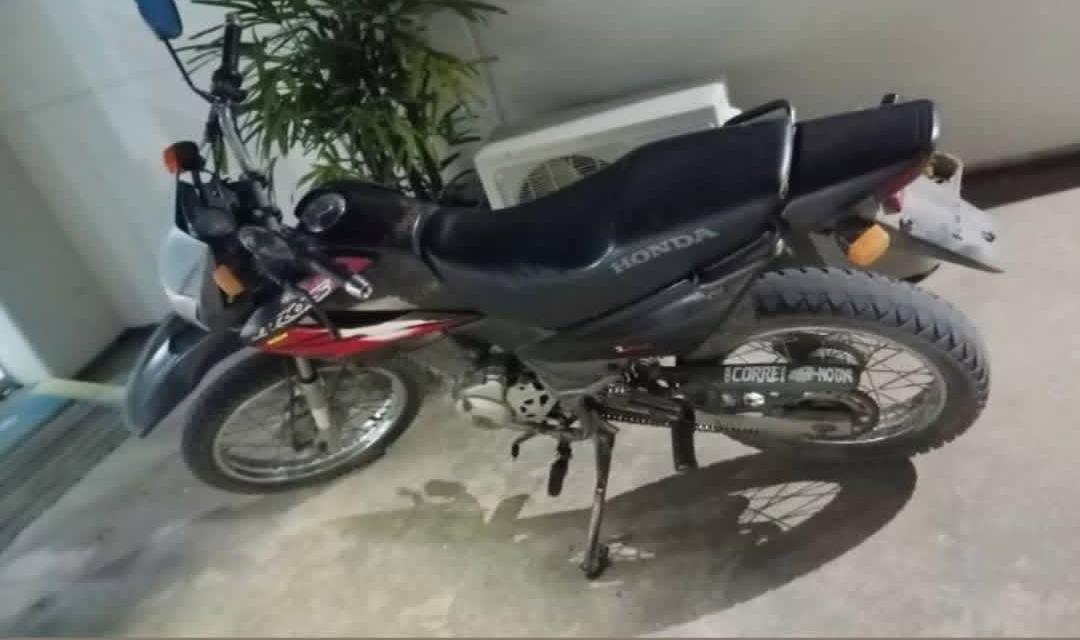 Motocicleta tomada de assalto na zona de rural de Serrinha é localizada pela PM