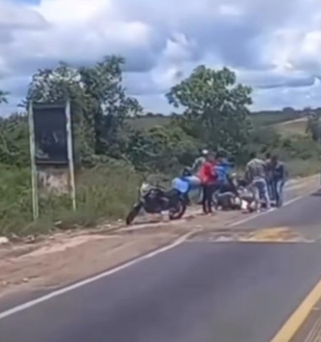 Motociclista fica ferido após colisão na BR-116 no entroncamento de Lamarão