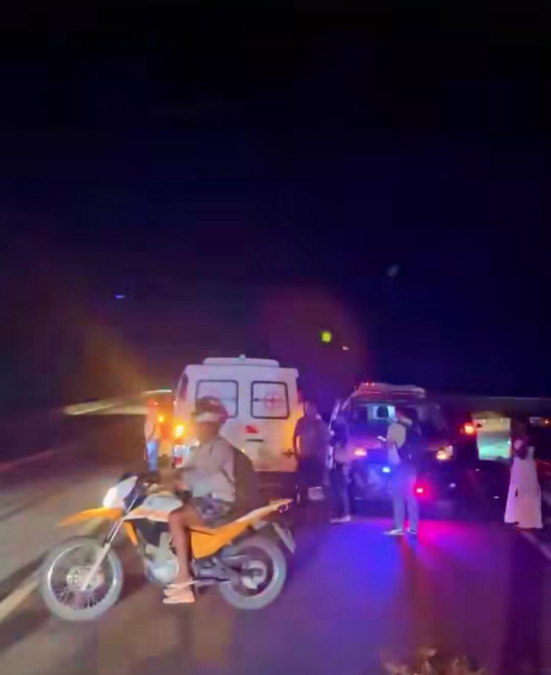 Mulher fica gravemente ferida após queda de motocicleta na BR-324