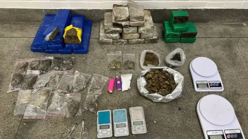 Mulher suspeita de tráfico é presa com grande quantidade de drogas em Feira de Santana