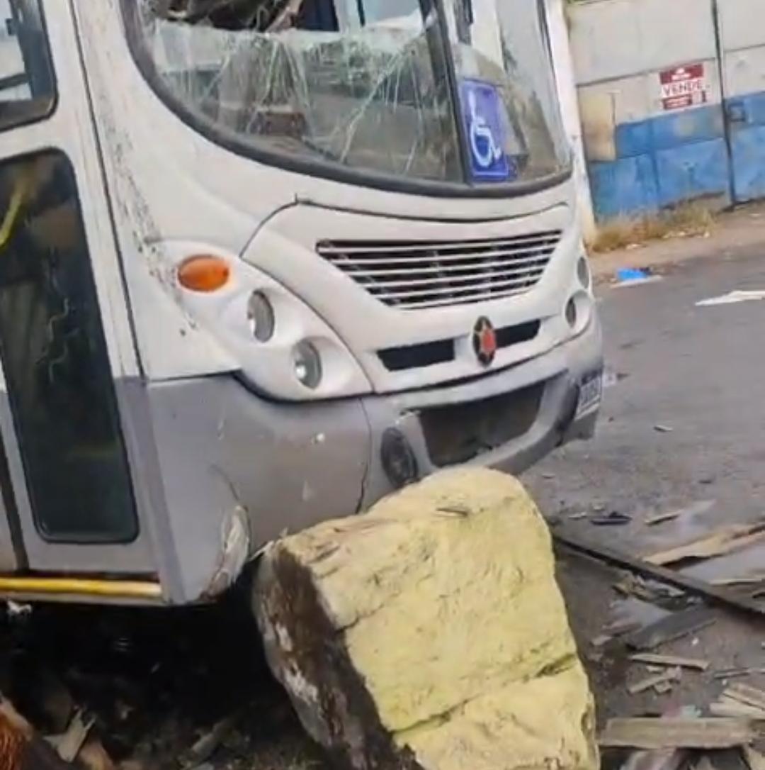 Ônibus desgovernado desce ladeira e atinge imóvel comercial em Feira de Santana