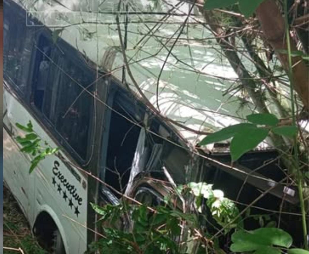 Ônibus sai da pista e cai em ribanceira durante transporte de passageiros na Bahia