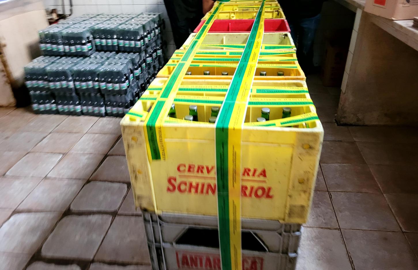 Polícia fecha fábrica ilegal de bebidas e apreende milhares de produtos na Bahia