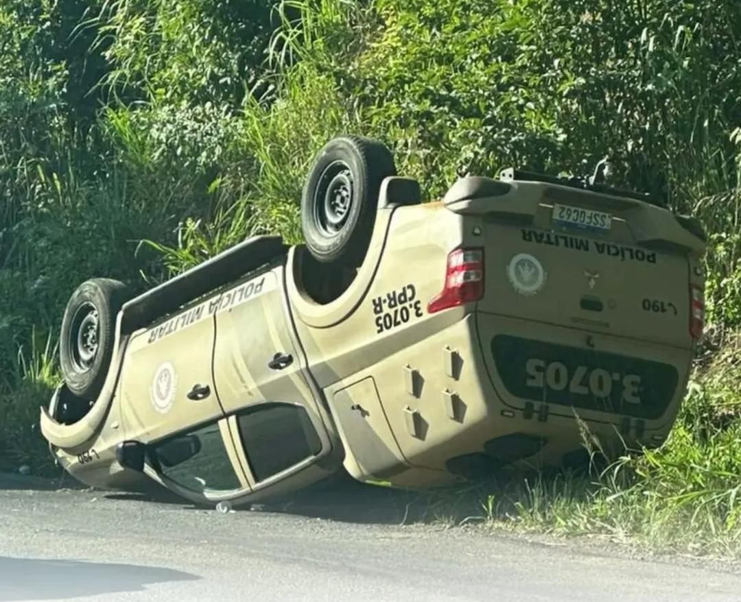 Policial fica ferida após viatura da PM capotar na Bahia