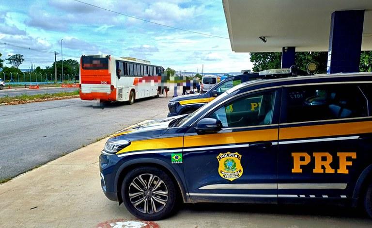 PRF flagra ônibus irregular na BR-116 e impede continuidade da viagem
