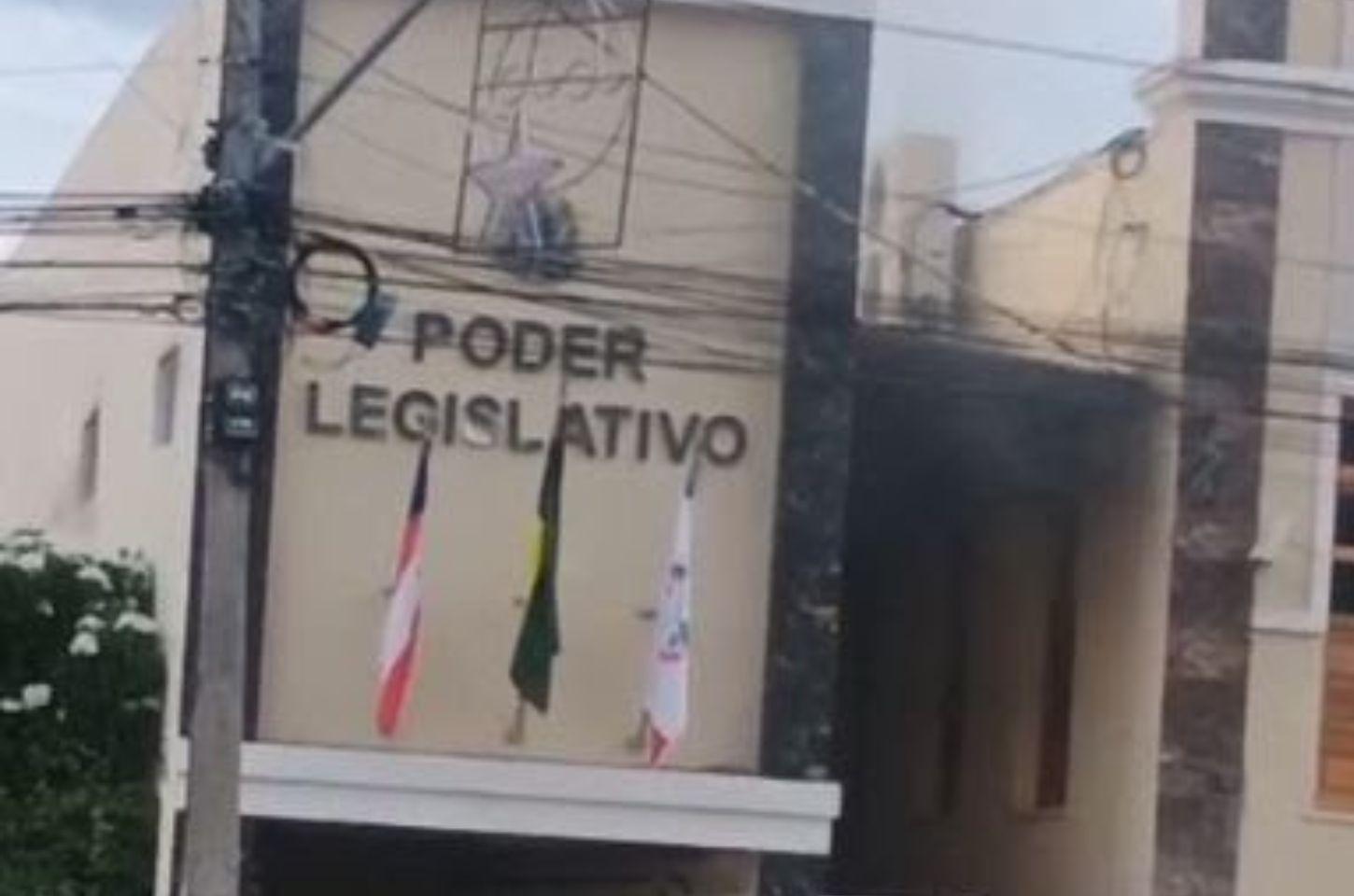 Princípio de incêndio é registrado no prédio da Câmara Municipal na Bahia