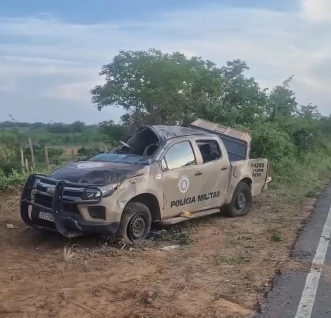 Viatura da PM capota em estrada na Bahia 