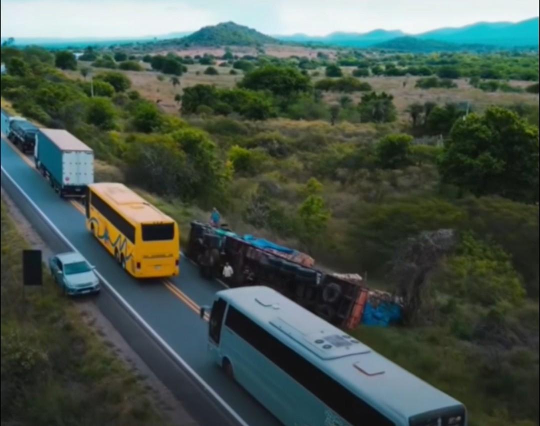 Vídeo: carreta é fechada por Rodotrem e acaba tombando na BR-116 Norte