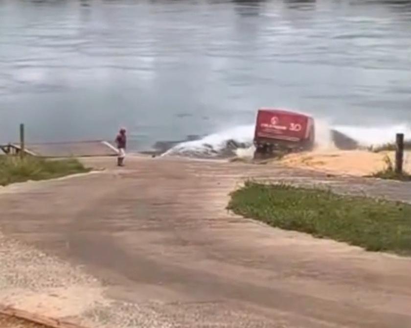 Vídeo: carreta perde o freio e afunda durante espera para embarque em balsa