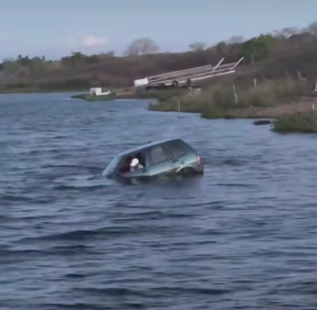 Vídeo: carro sai da pista e vai parar no Rio Paraguaçu entre Santo Estêvão e Cabaceiras