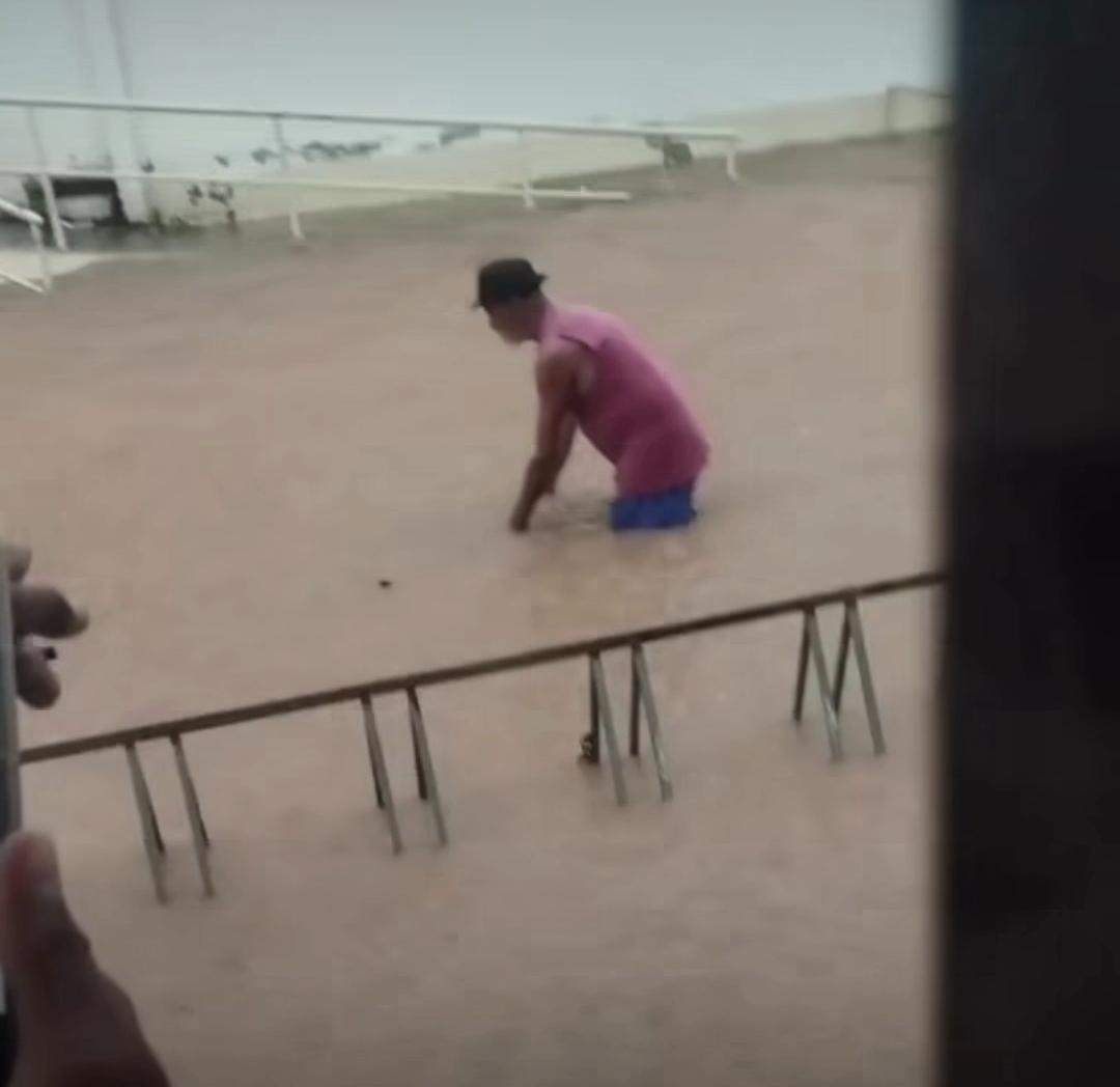 Vídeo: chuvas provocam transtornos em município baiano
