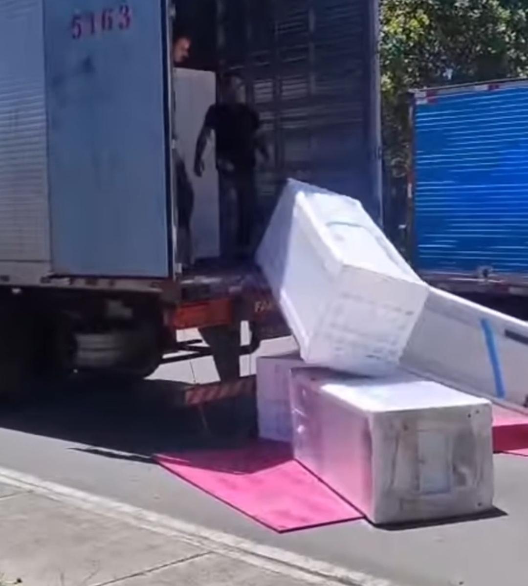Vídeo: demora para descarregar gera revolta em caminhoneiro, e carga é jogada ao chão em Camaçari