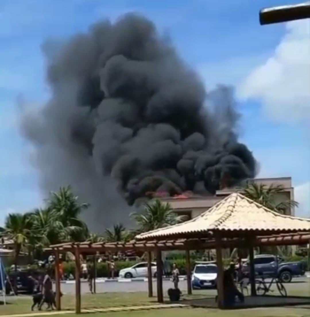 Vídeo: incêndio atinge residência em condomínio de alto padrão em praia turística da Bahia