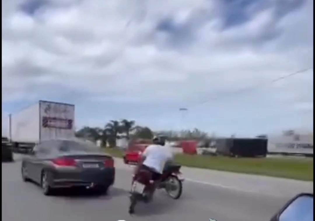 Vídeo: motociclista se envolve em acidente após se 
