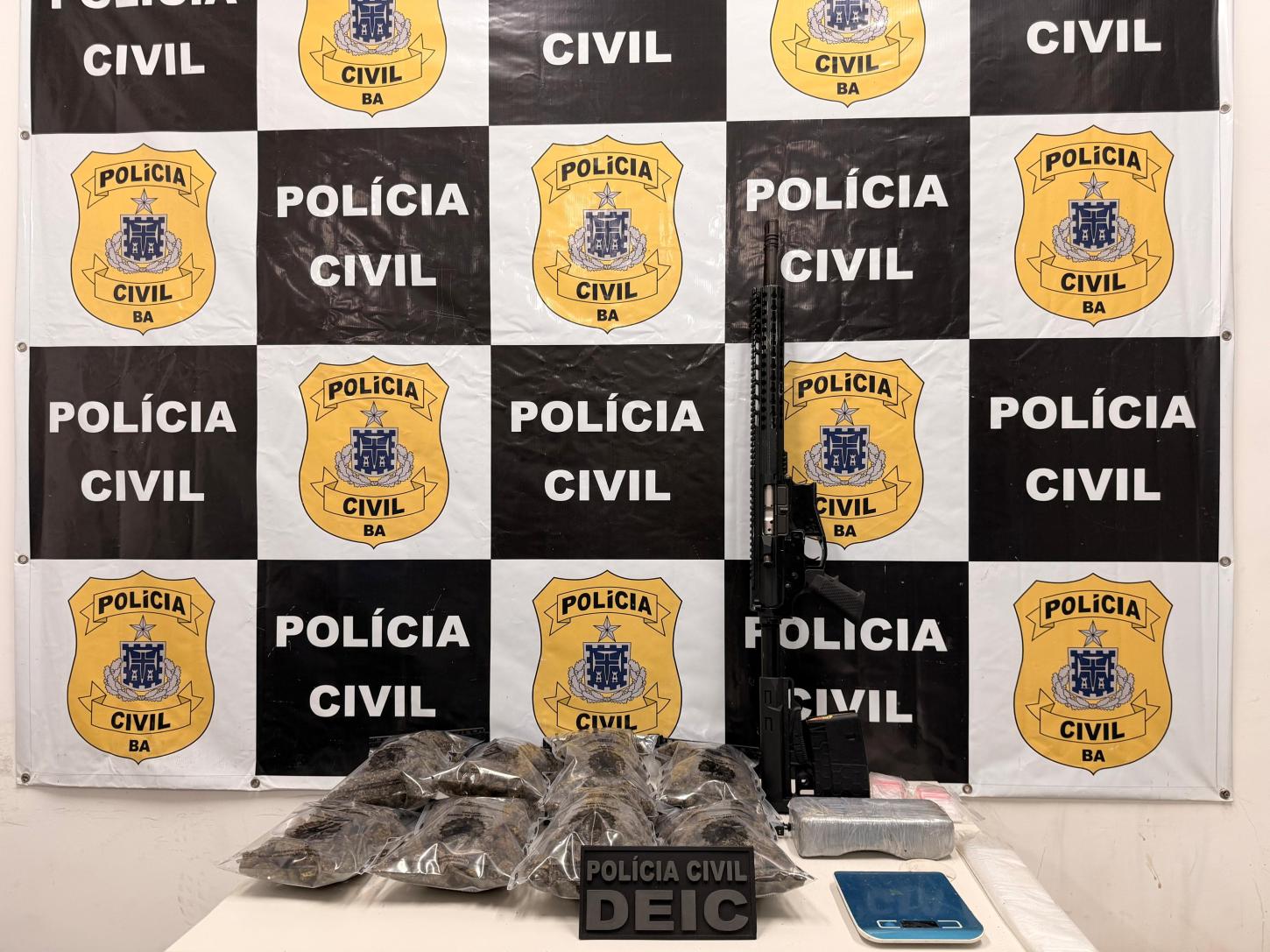 Arma de grosso calibre e drogas são apreendidas durante operação da Polícia Civil em Salvador
