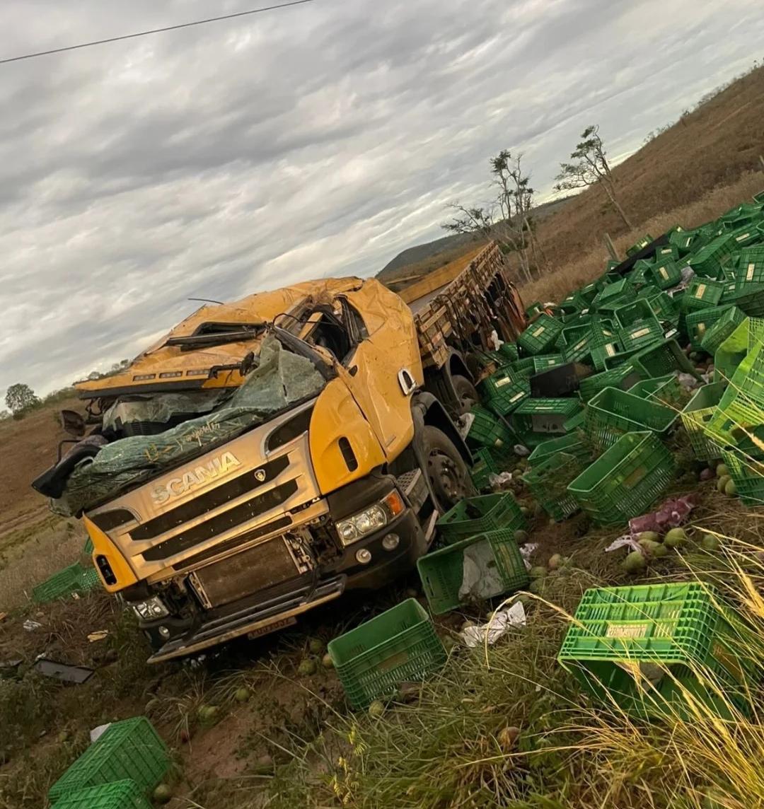 Caminhão carregado de manga capota nas primeiras horas da manhã em estrada Estadual na Bahia