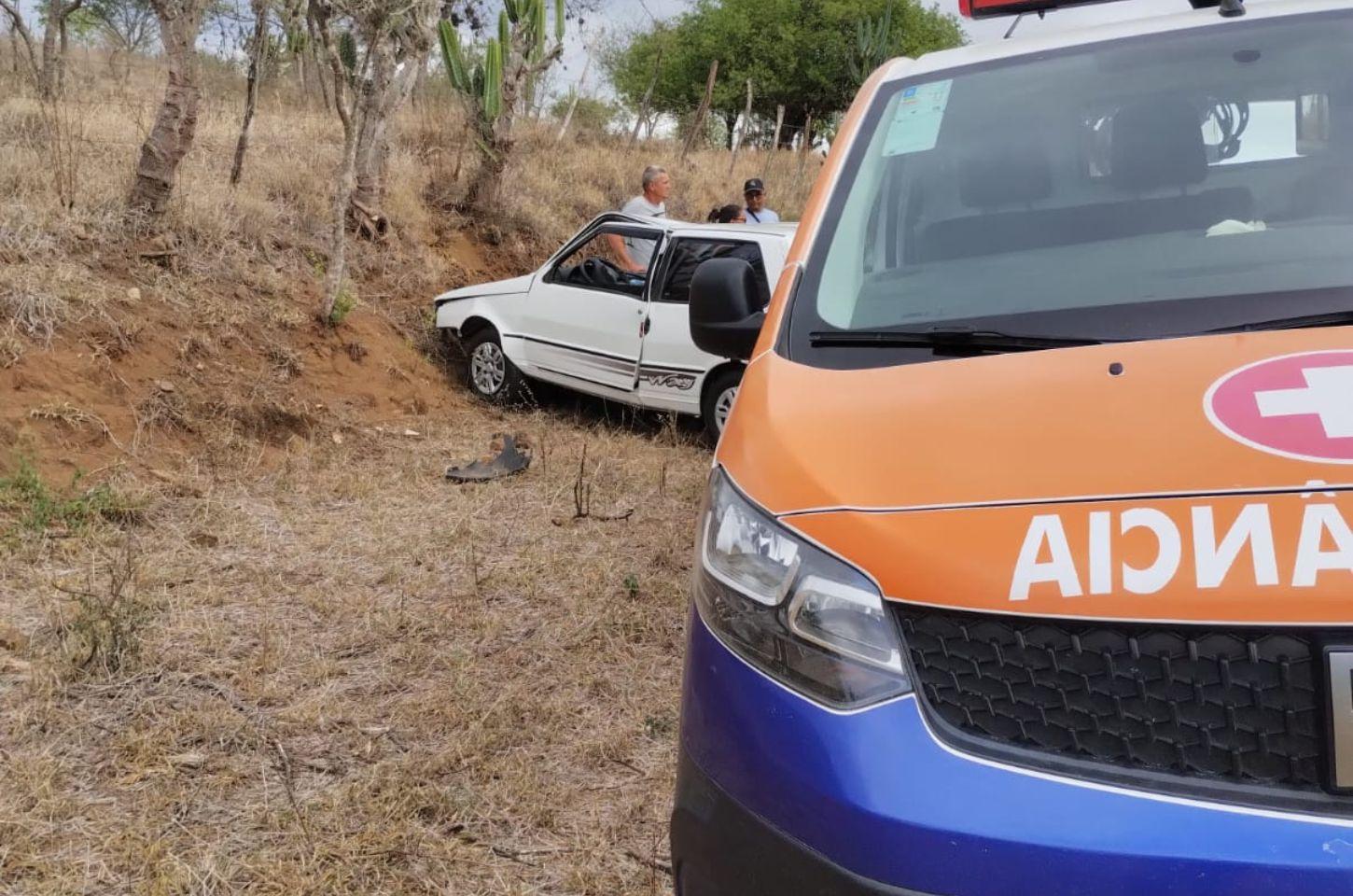 Carro sai da pista e deixa dois feridos na BA-120, em Riachão do Jacuípe