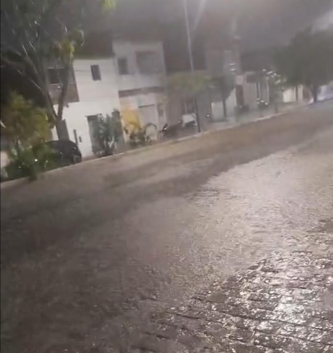 Chuva forte acende alerta em Serrinha e região: saiba como se proteger e o que evitar durante o temporal