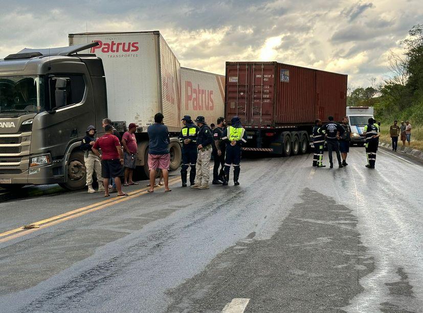 Colisão entre três carretas deixa motorista morto e interdita BR-116 na Bahia