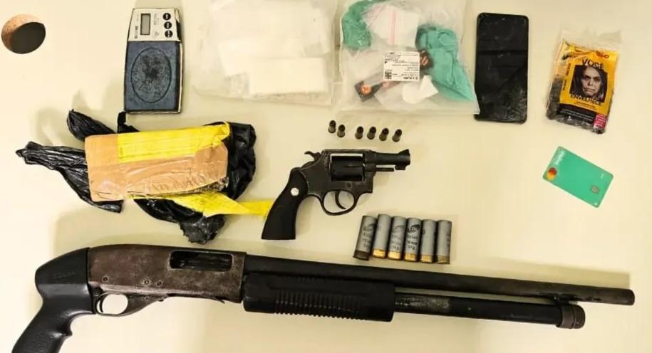 Dupla tenta fugir, mas acaba detida com armas e grande quantidade de entorpecentes em Riachão