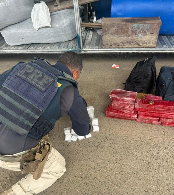 Fiscalização na BR-116 intercepta quase 24 quilos de drogas em ônibus com destino a Araci