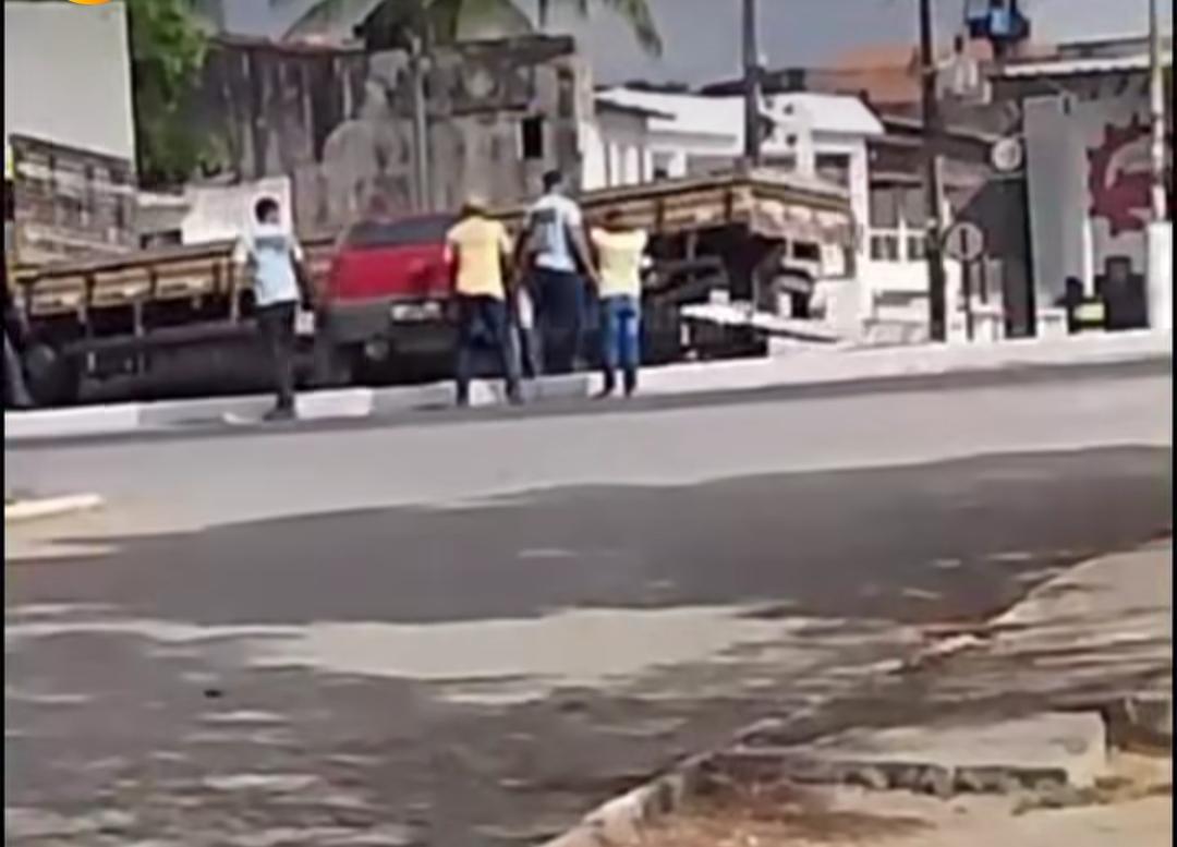 Mesmo após fechamento, condutor atravessa canteiro central e Prefeito de Serrinha reage com indignação