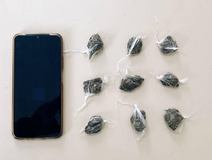 Mulher é conduzida à Delegacia após ser flagrada com drogas em Serrinha