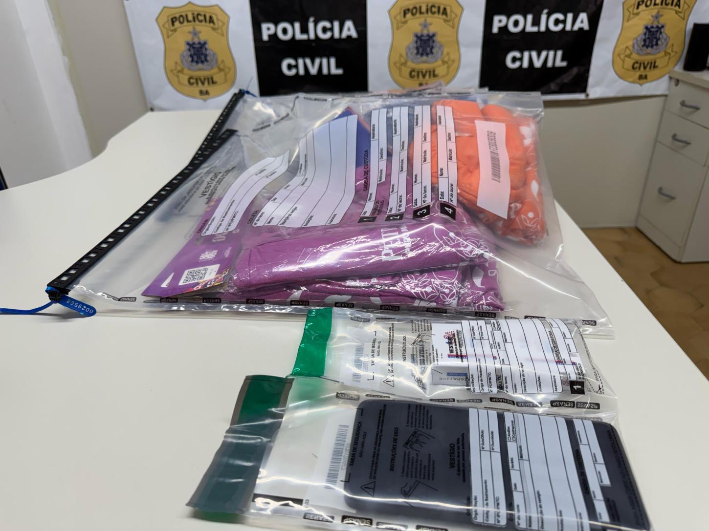 Operação Abadá conduz três pessoas e recolhe 151 abadás por suspeita de comércio irregular