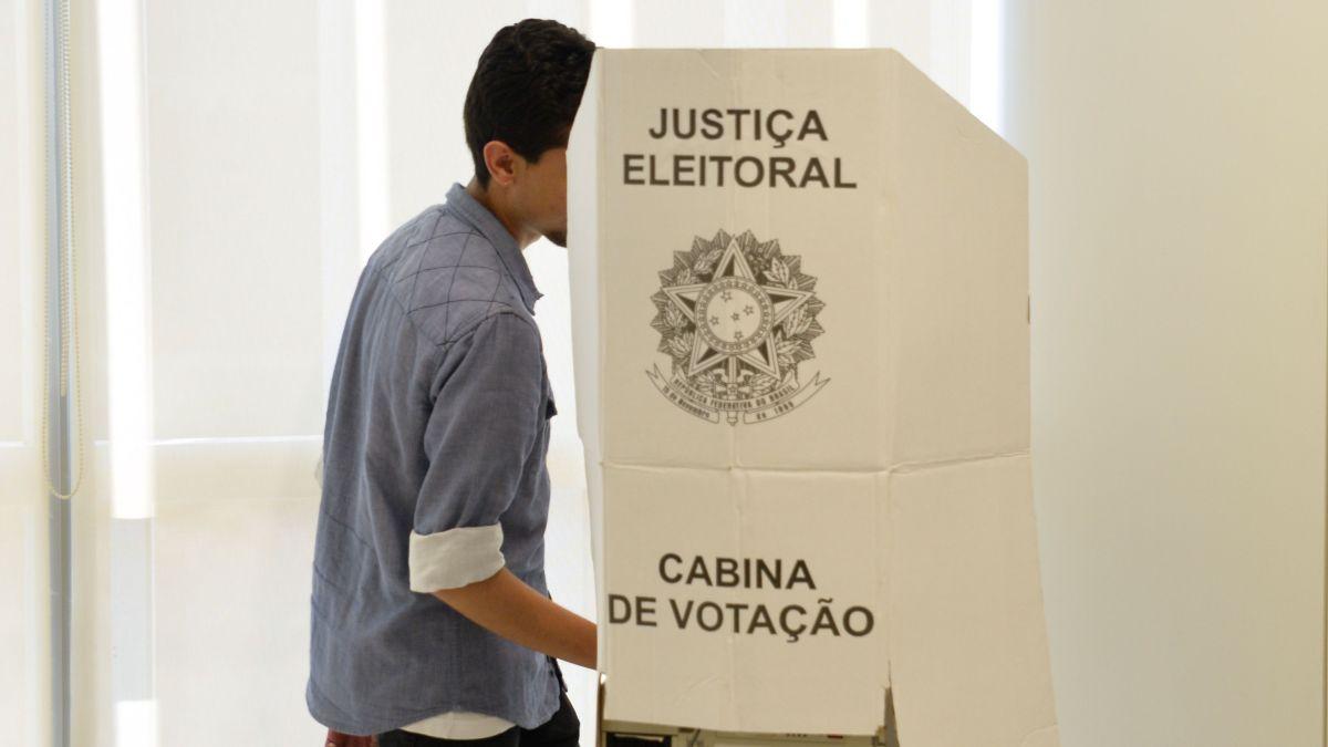 Prefeito que quer disputar eleição para deputado precisa se licenciar ou é preciso renunciar?